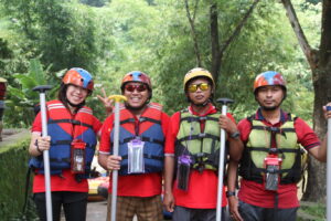 arung jeram outing karyawan KMC